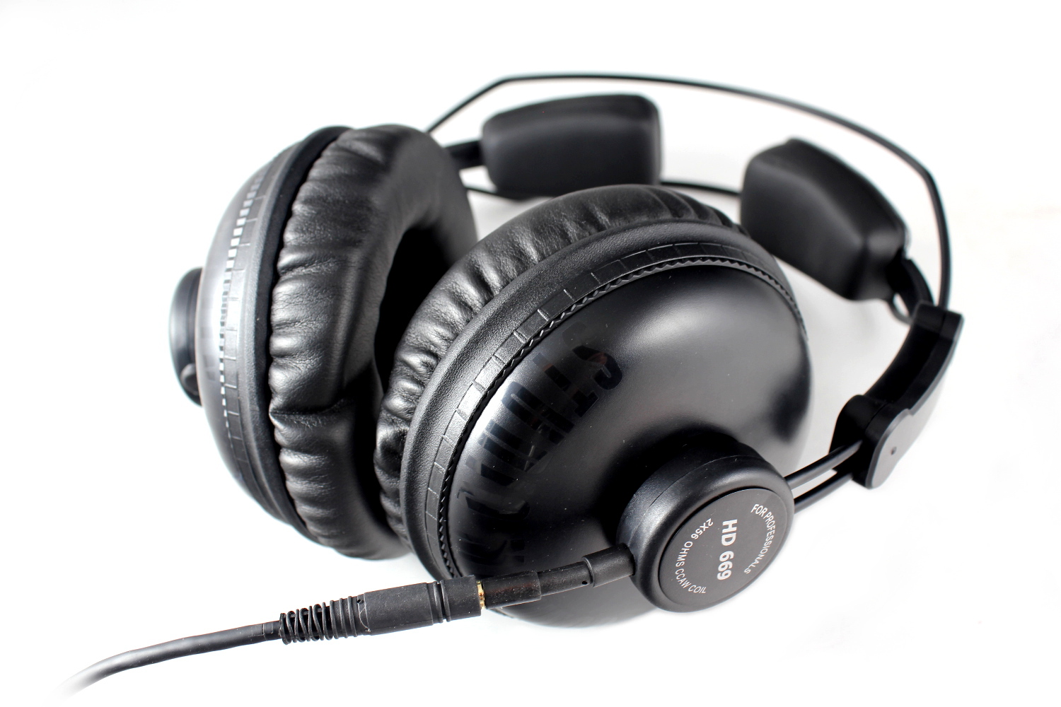 Superlux HD-669 closed back Studio Monitoring Headphones